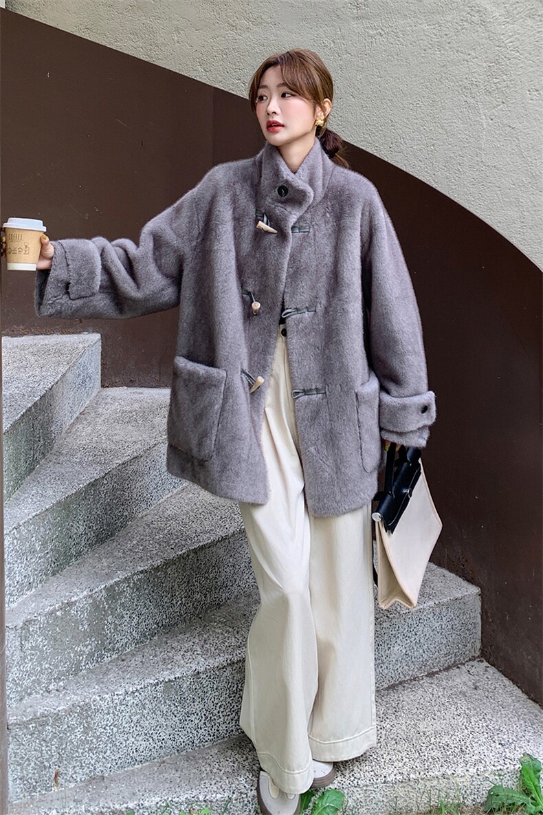 灰色复古高级感牛角扣皮毛一体外套女2025冬新款气质立领毛绒上衣,女装短外套,2C317