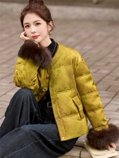 2025年冬季新款新中式90白鸭绒真狐狸毛高端时尚短款羽绒服，女装羽绒服，超帛