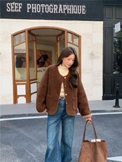 棕色羊羔毛外套女皮毛一体2025秋冬时尚百搭彩扣羊羔绒上衣，女装短外套，2C229