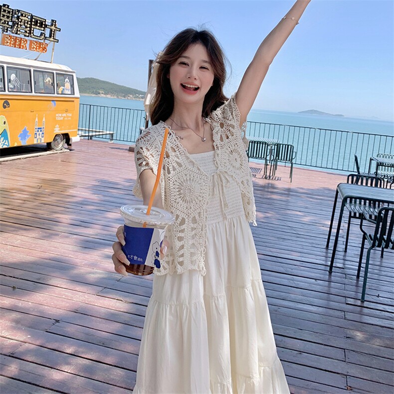 清纯系松弛感穿搭镂空开衫配吊带连衣裙2025夏超好看小白长裙图片