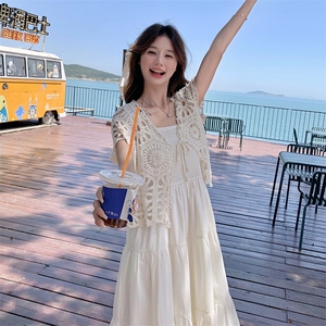 清纯系松弛感穿搭镂空开衫配吊带连衣裙2025夏超好看小白长裙图片
