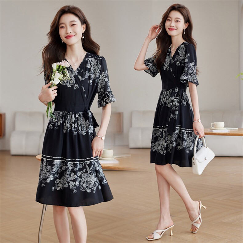 2024年夏季中长款时尚潮流短袖V领优雅气质印花连衣裙，女装连衣裙，江南富贵女