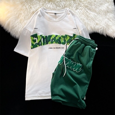 白色短T+墨绿色短裤