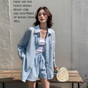 超火减龄感穿搭翻领长袖蓝色条纹上衣配短裤女夏2025新衬衫两件套