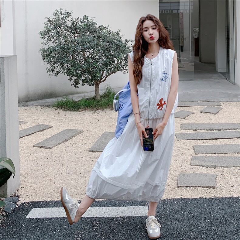米白色刺绣马甲套装裙女2025夏季新款小清新甜美减龄半身裙两件套图片