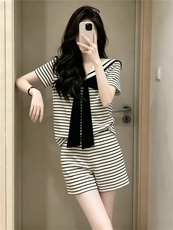 女夏款时尚洋气套装设计感蝴蝶结翻领黑白条纹短袖上衣短裤两件套，女装套装/套裙，江南