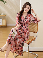 高级感印花中袖连衣裙女2025夏季新款松紧收腰显瘦V领气质长裙子，女装连衣裙，臻衣坊