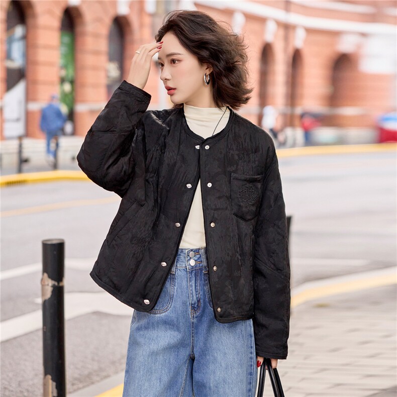 现货新款暗纹提花白鸭绒羽绒服女2025冬季短款冬装外套,女装羽绒服,梦懿尔