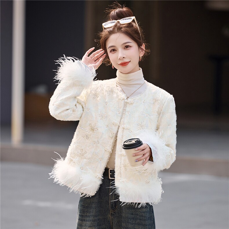 现货，2025年潮冬季真狐狸毛重工刺绣钉珠短款新中式羽绒服新款,女装羽绒服,艾仟回(原伊仟回)