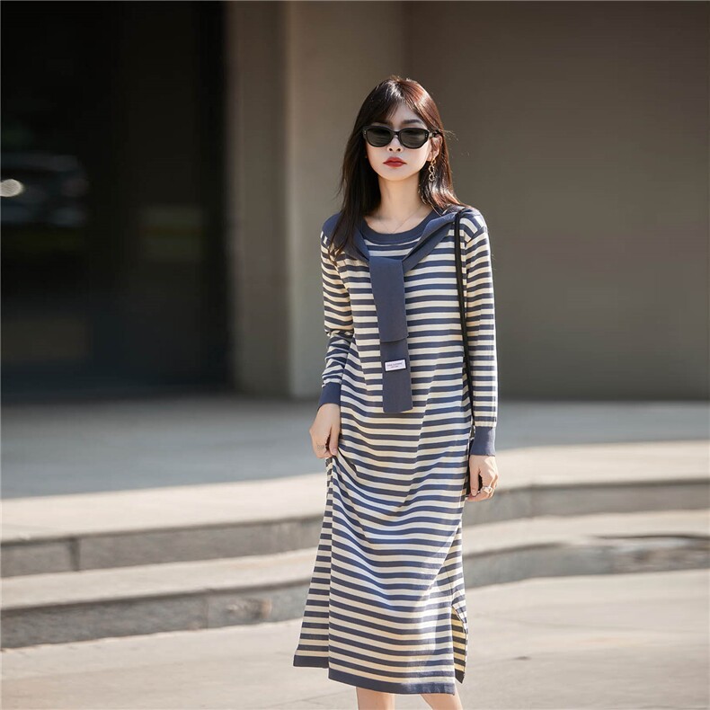 法式复古条纹披肩针织毛衣裙女2025新款中长款开叉过膝直筒显瘦裙，女装连衣裙，绒汀羊绒