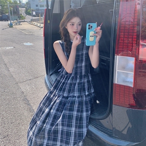 复古格子连衣裙女2025夏新款休闲俏皮韩版无袖显瘦过膝长裙送包包图片