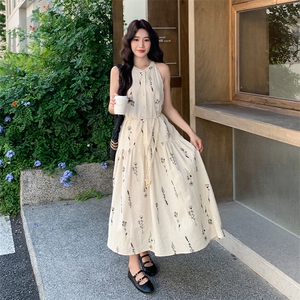 新中式碎花挂脖吊带连衣裙女夏多巴胺绝美云南旅游海边度假沙滩裙图片