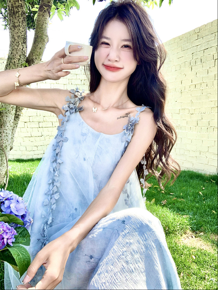浅蓝色网纱拼接连衣裙女夏季2025法式超仙立体花朵肩带设计吊带裙,女装连衣裙,千寻