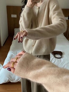 时尚百搭宽松短款针织开衫女早春秋系扣圆领毛衣外套羊毛上衣图片