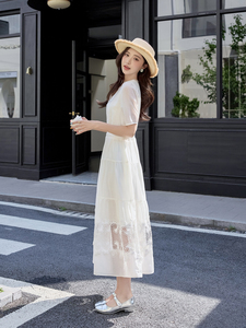 白色连衣裙女2026新款夏季绝美穿搭短袖蕾丝拼接显瘦高腰长裙子图片