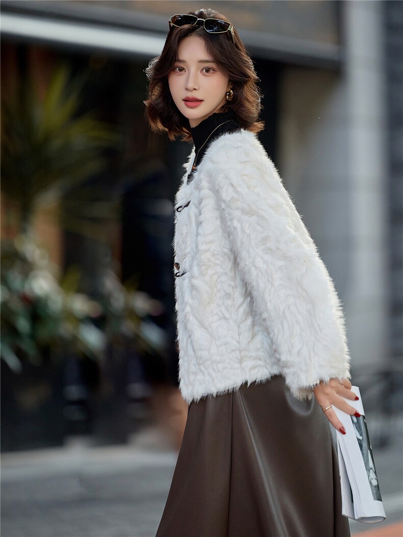 小香风皮毛一体仿羊羔毛短外套女2026秋冬牛角扣洋气减龄毛绒大衣,女装羊羔毛/颗粒绒,微微衣阁