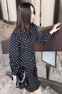 2021春装新款简约时尚优雅拼接裙摆连衣裙图片