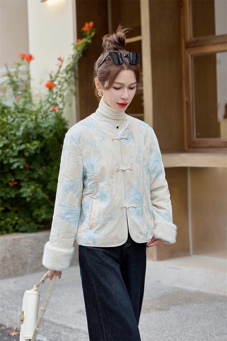 新中式国风盘扣羽绒服女短款2026冬季新款重工刺绣白鸭绒保暖外套,女装羽绒服,雅静靓衣
