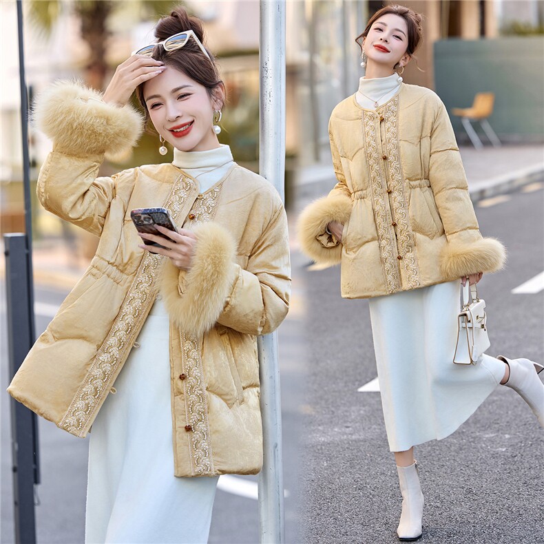 新中式压花钉珠真狐狸毛羽绒服女2025年冬季中长款外套90白鸭绒，女装羽绒服，润尚靓点