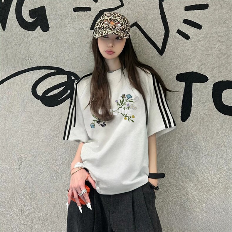 抖音得物高品质二开240克宽松纯棉美式潮牌三条杠织带短袖T恤图片
