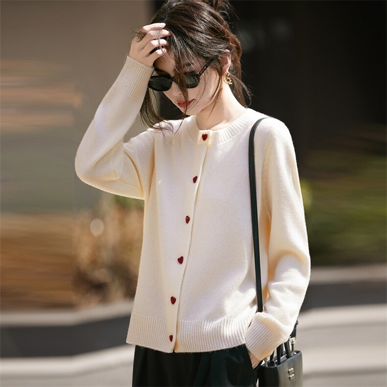 2025年秋季长袖爱心扣开衫时尚百搭通勤简约休闲，女装针织衫/毛衣，暖烁特种纱工厂店