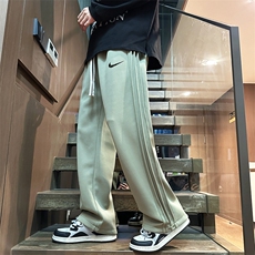 灰绿色