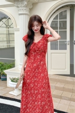 法式复古红色连衣裙女2025夏季新款超好看时尚设计感气质波点长裙，女装连衣裙，莘蕾