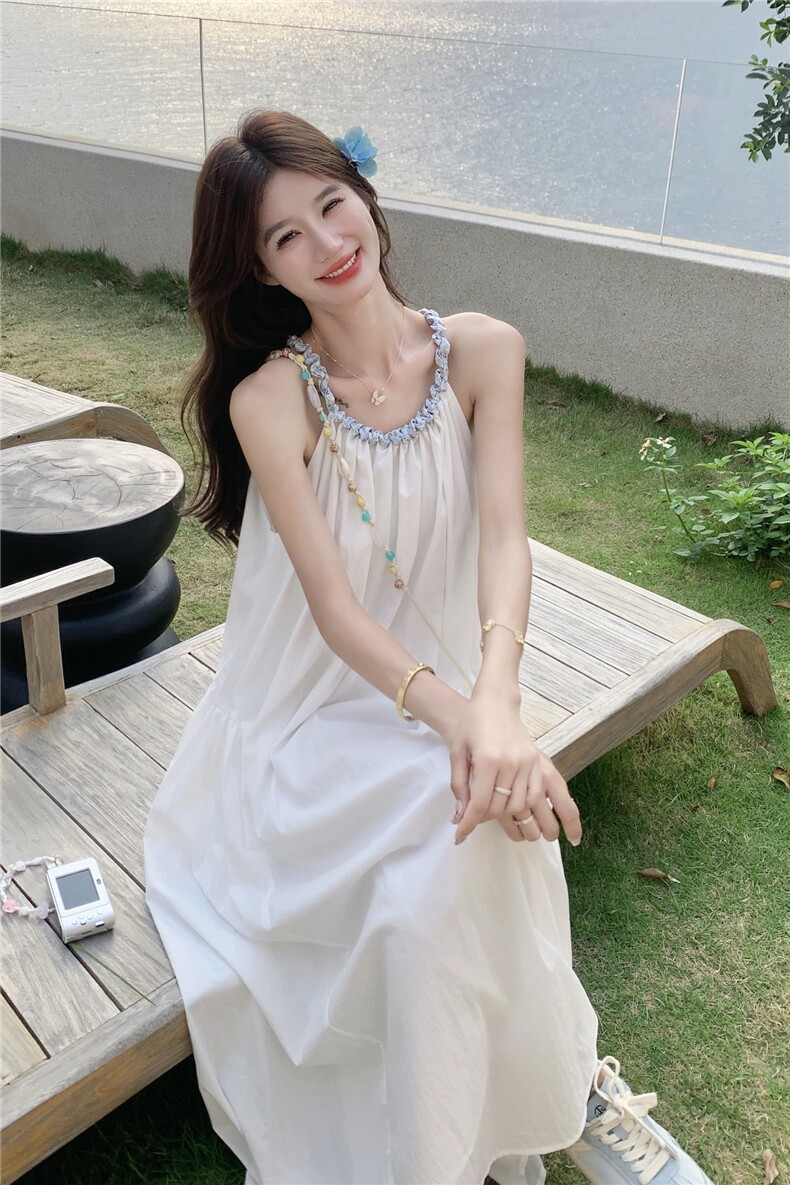 白色褶皱吊带连衣裙高级感显瘦独特漂亮减龄显瘦夏日氛围感小裙子,女装连衣裙,艾米莉亚