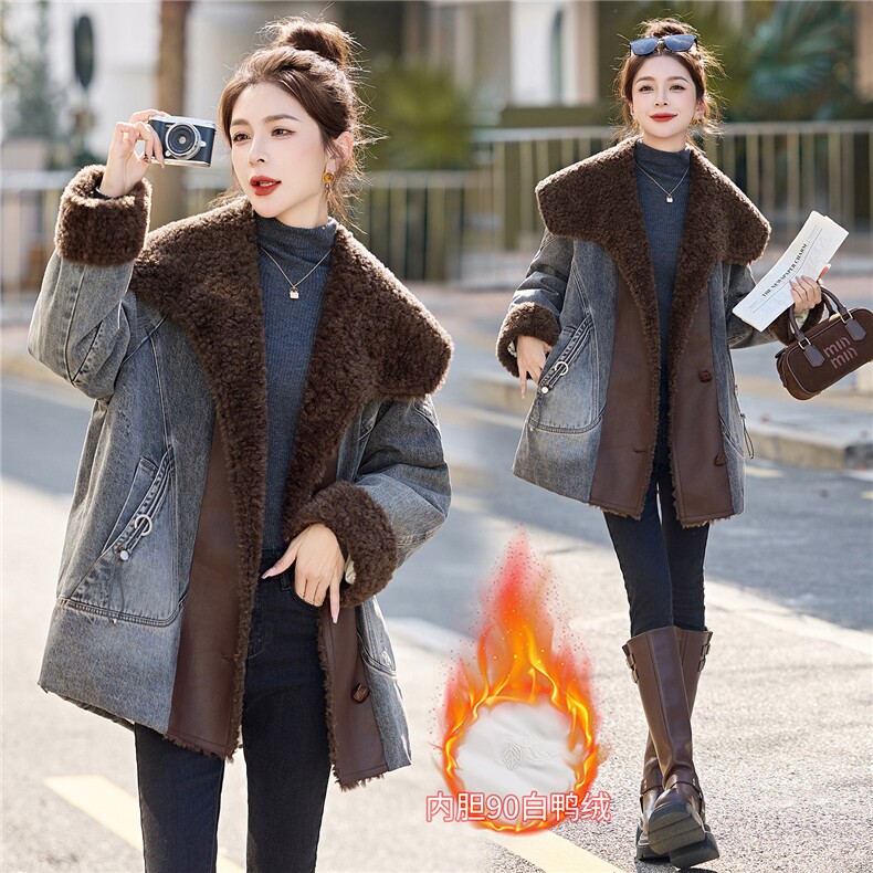 现货2025冬装新款简约时尚中长款大翻领毛绒拼接领口羽绒服，女装羽绒服，美沁