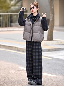 格子拼接棉马甲+立领加绒卫衣外套+加绒格纹阔腿裤休闲三件套图片