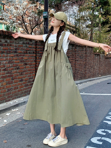 ootd穿搭慵懒风军绿色工装背带连衣裙女夏2025超火好看长裙两件套图片