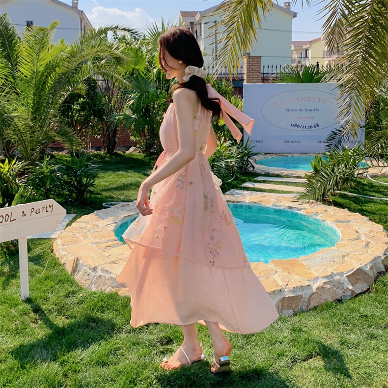 法式粉色碎花挂脖吊带连衣裙女夏2025新款清纯甜美长裙独特超好看图片