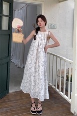 法式温柔风碎花挂脖连衣裙女2025夏季新款韩版收腰显瘦甜美a字裙，女装连衣裙，2D075