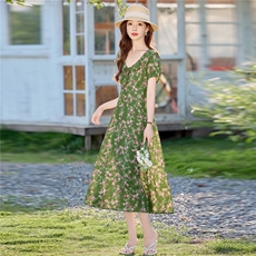 小碎花连衣裙女夏季2025新款高端气质娃娃领修身收腰海边度假长裙，女装连衣裙，时尚俏佳人