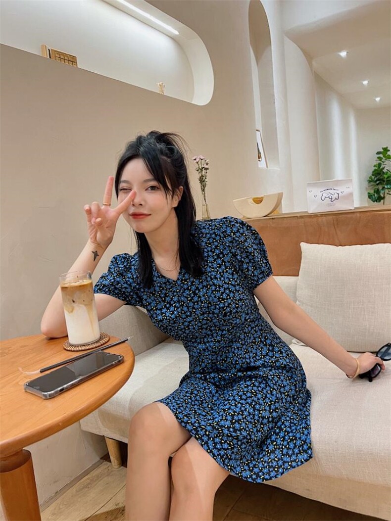 前侧两边抽皱碎花连衣裙，女装连衣裙，玩美