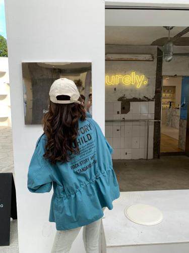 秋款外套三个色，还有卡其，其它，约她