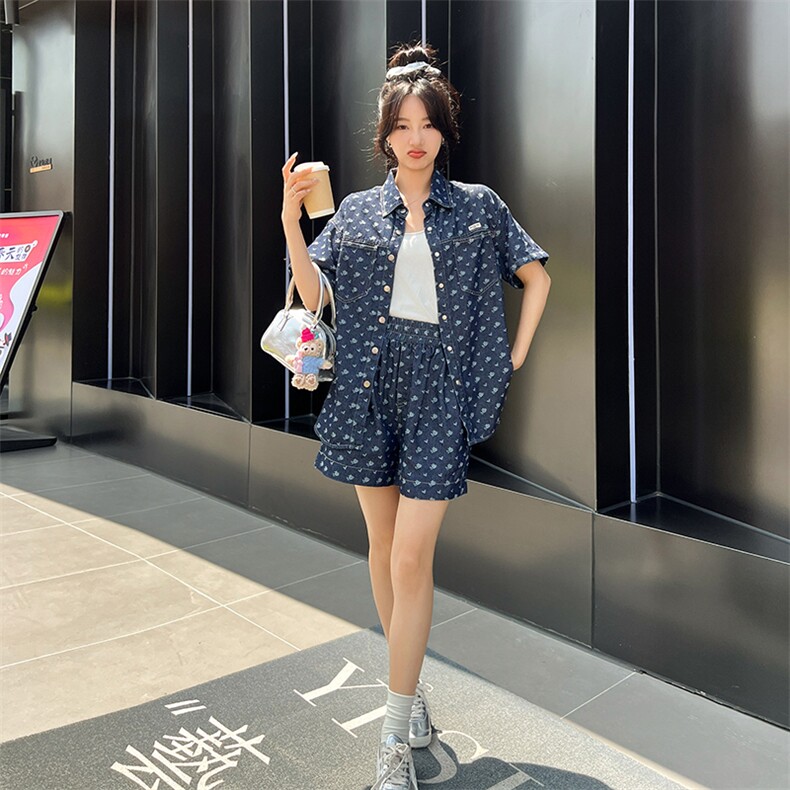 深蓝色牛仔印花套装女小个子2025夏季新款时尚炸街衬衫短裤两件套,女装套装/套裙,凯芙莉服饰