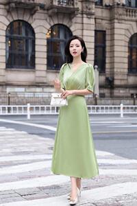 现醋酸缎连衣裙图片