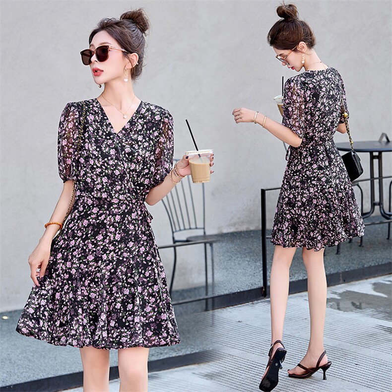 现货-2025年夏季新款V领小碎花大摆连衣裙，女装连衣裙，盈茜