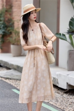 26夏季杏色提花棉麻连衣裙，圆领小设计搭配精致腰绳，慵懒又显瘦，女装连衣裙，欧米莱