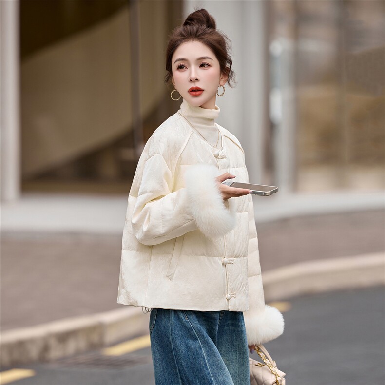 2025冬新款90白鸭绒新中式配真狐狸毛毛袖短款羽绒服外套,女装羽绒服,瑶迪依秀