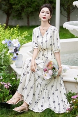 现货法式V领连衣裙女2025新款夏季气质女神范收腰显瘦，女装连衣裙，韩美纤衣