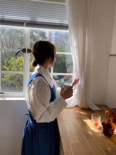 春季新款日韩系清新背带群+白衬衫，女装衬衫，KAMU