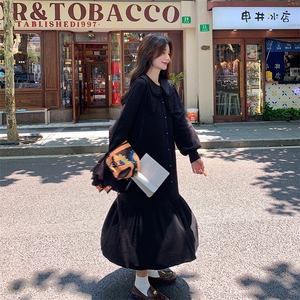 慵懒松弛感娃娃领黑色衬衫裙女春秋2025新款今年流行的直筒连衣裙图片