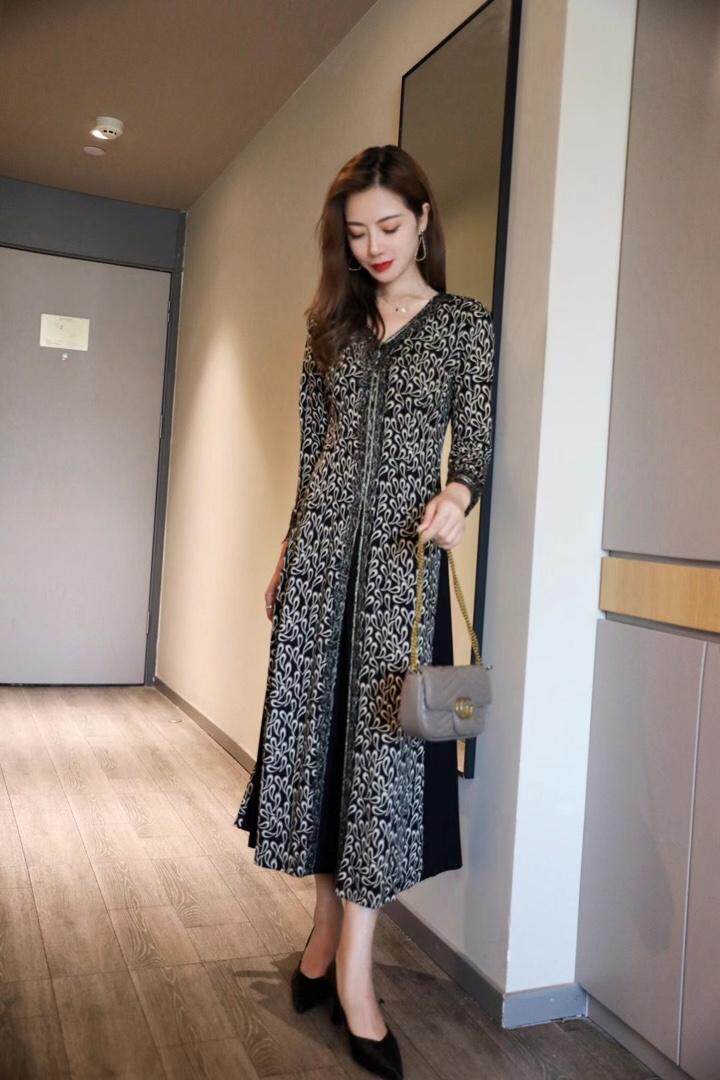 气质碎花连衣裙，女装连衣裙，蓝芝衣秀