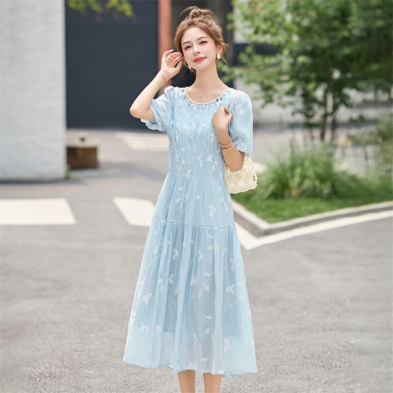 浅蓝色刺绣连衣裙女夏中长款2025今年流行巨好看减龄甜美a字裙子,女装连衣裙,布芭啦