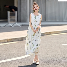 碎花连衣裙女中长款2025夏新款优雅褶皱圆领宽松背心裙子，女装连衣裙，秀美人生