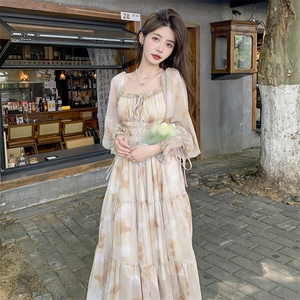 法式浪漫方领碎花连衣裙女2025年夏季新款温柔气质度假显瘦长裙子图片