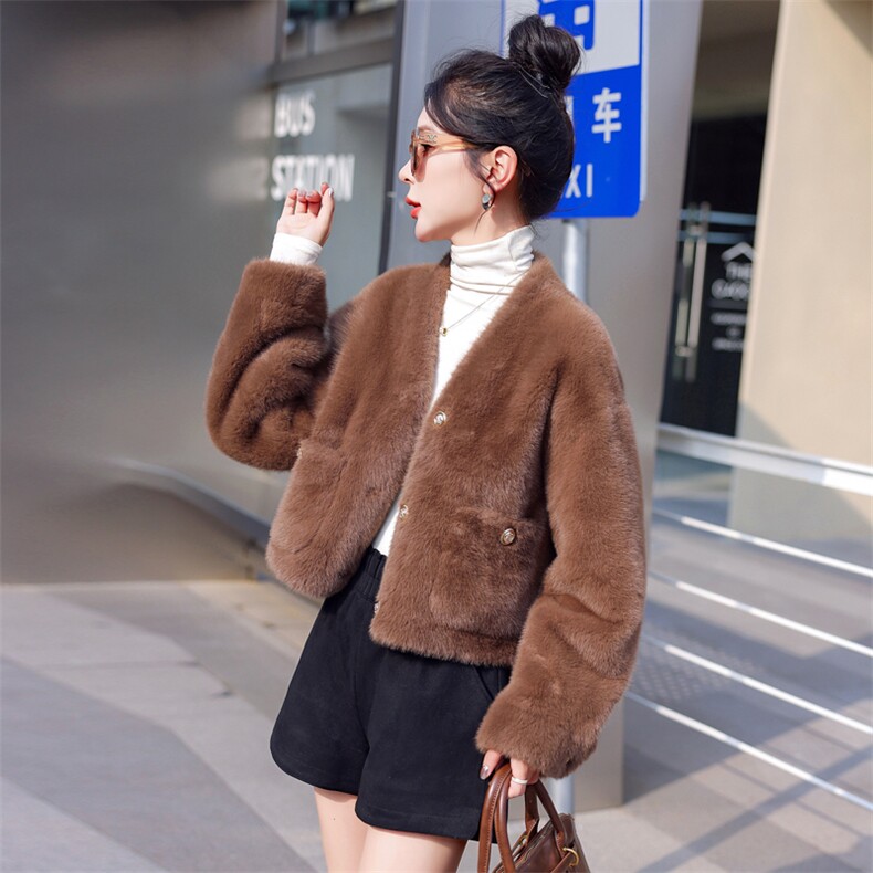 现货新款2025冬季皮毛一体时髦V领显瘦小外套轻奢百搭保暖毛毛女,女装棉衣/棉服,意芙