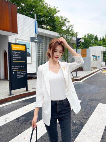 时尚胸花西装，女装西装，咔蒂妮